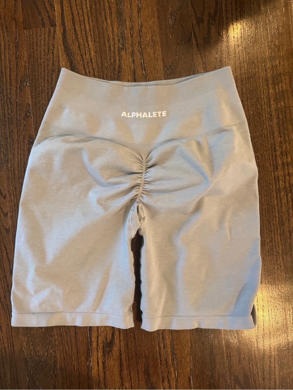 Alphalete Women's Light GreyScrunch-Back Bike Shorts